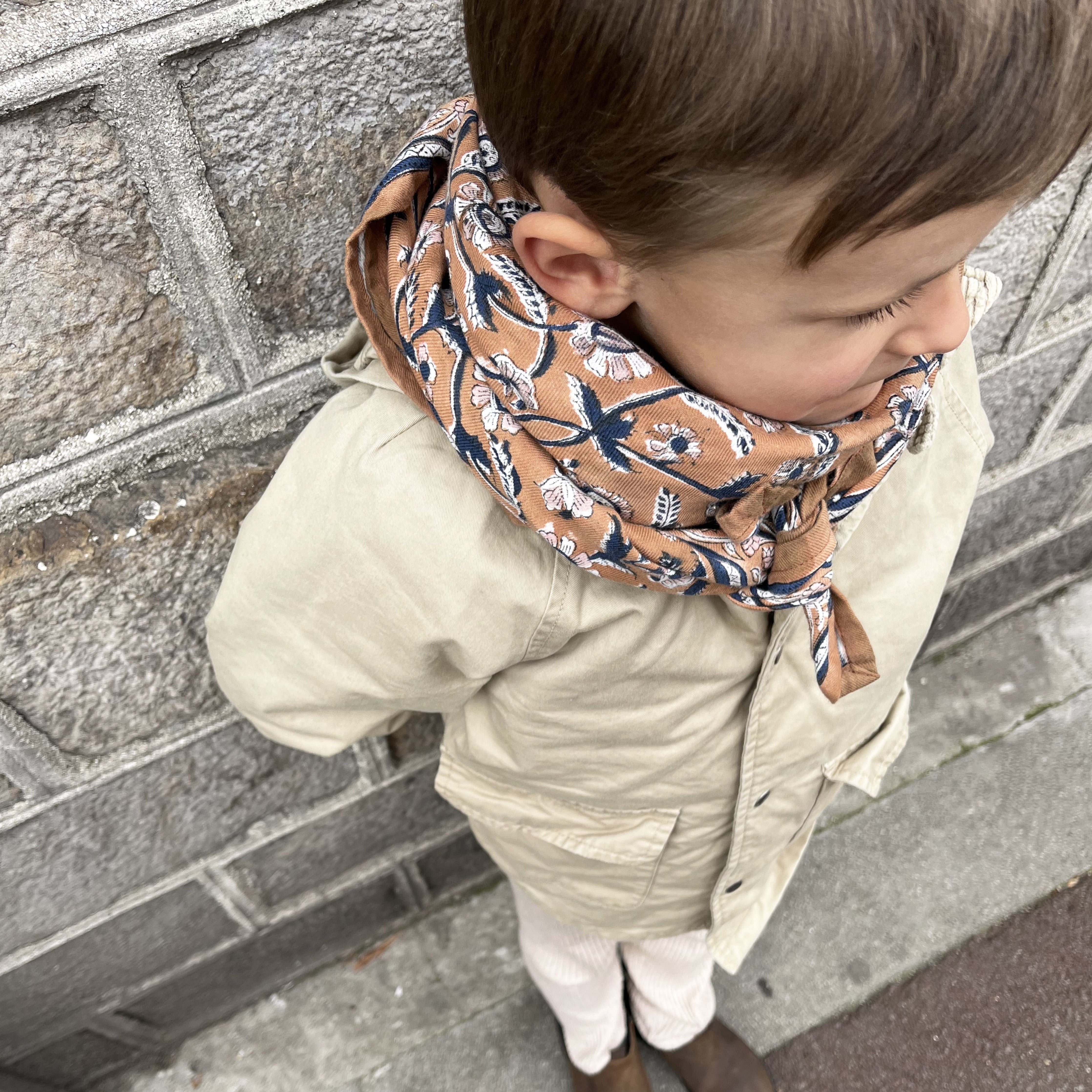 Foulards Bébé, Enfant et Adulte Venez découvrir nos foulards pour toute la famille, fabriqués en Inde grâce à la méthode du blockprint.