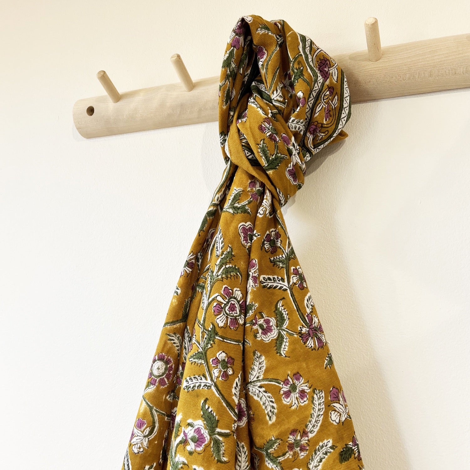 Foulards Bébé, Enfant et Adulte Venez découvrir nos foulards pour toute la famille, fabriqués en Inde grâce à la méthode du blockprint.