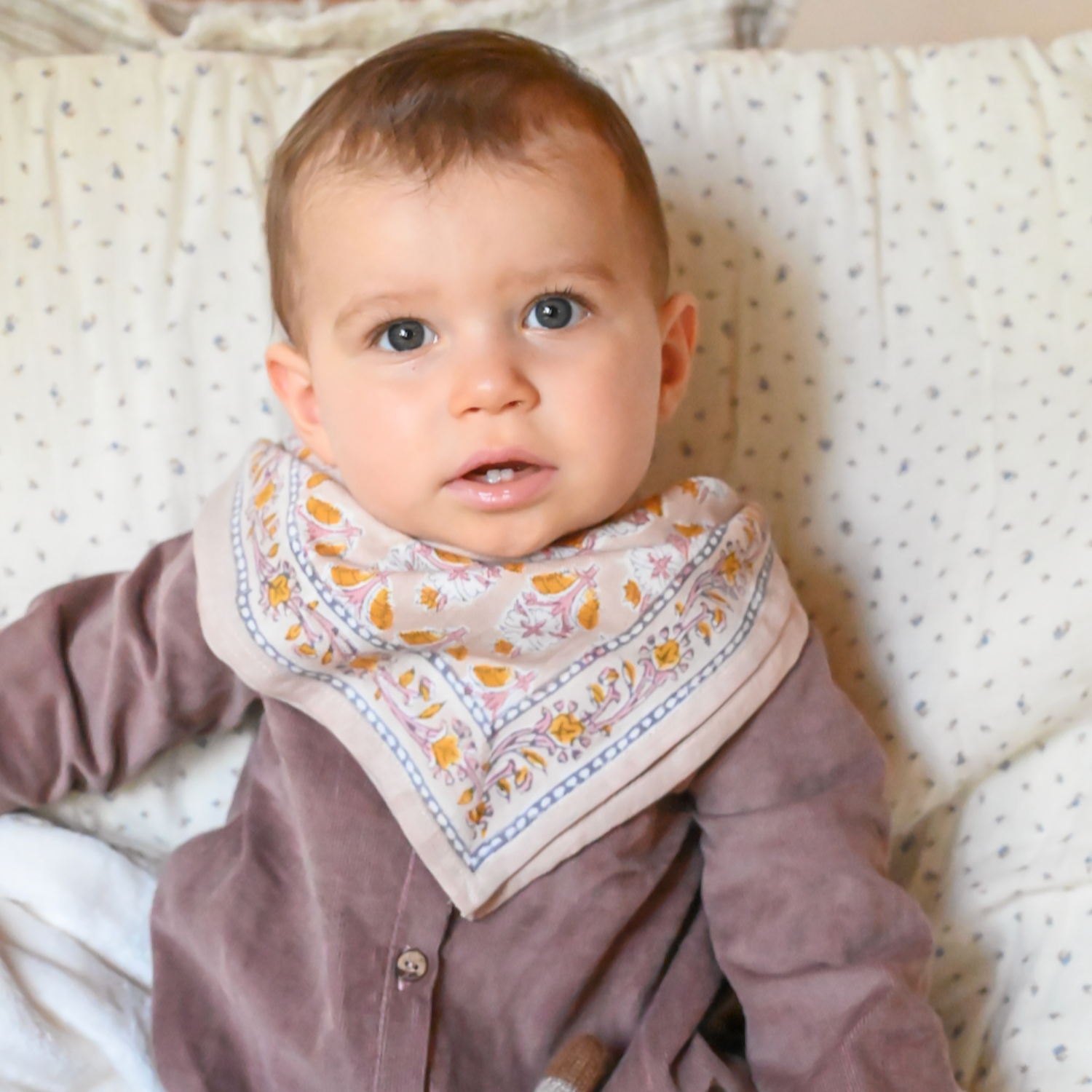 Foulards Bébé, Enfant et Adulte Venez découvrir nos foulards pour toute la famille, fabriqués en Inde grâce à la méthode du blockprint.  